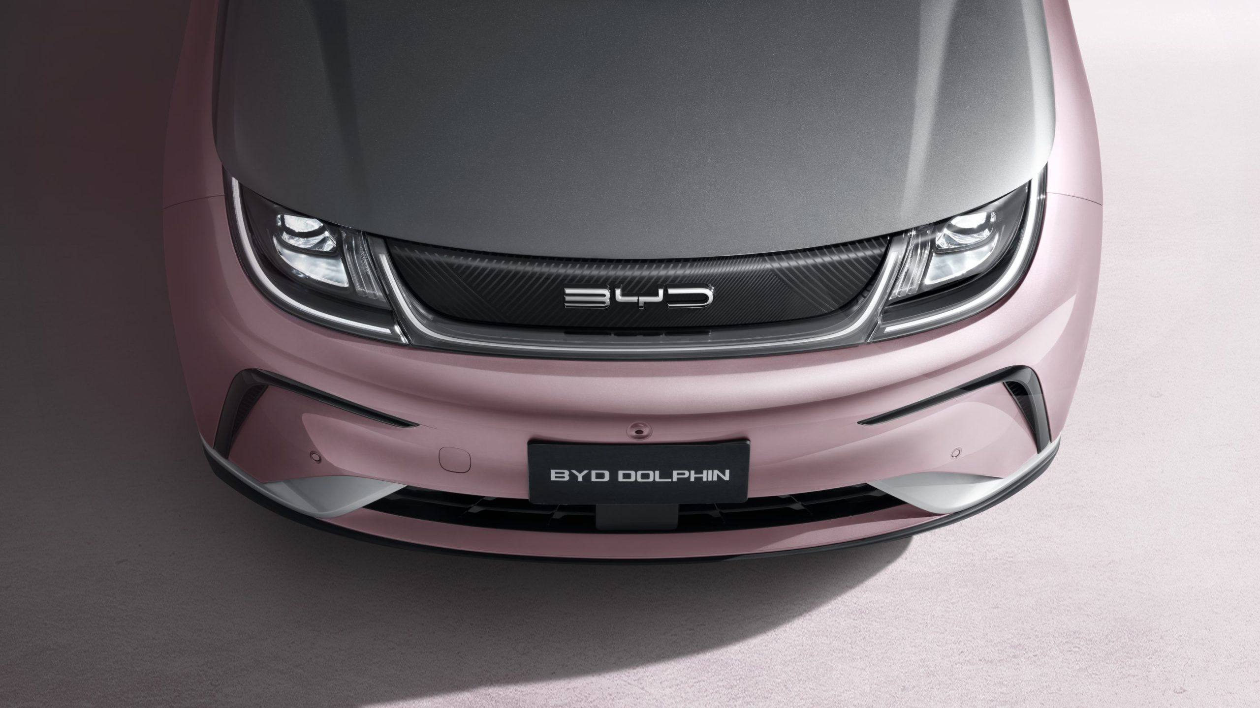 Mobil BYD Dolphin tampak depan